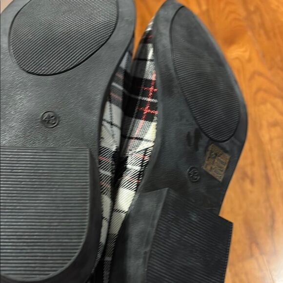 Black and White Ankle Booties with Classic Checkered Design - Picture 5 of 6